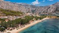 foto panoramaticky pohlad na plaz a mobilne domy Camp Galeb v letovisku Omis v Chorvatsku